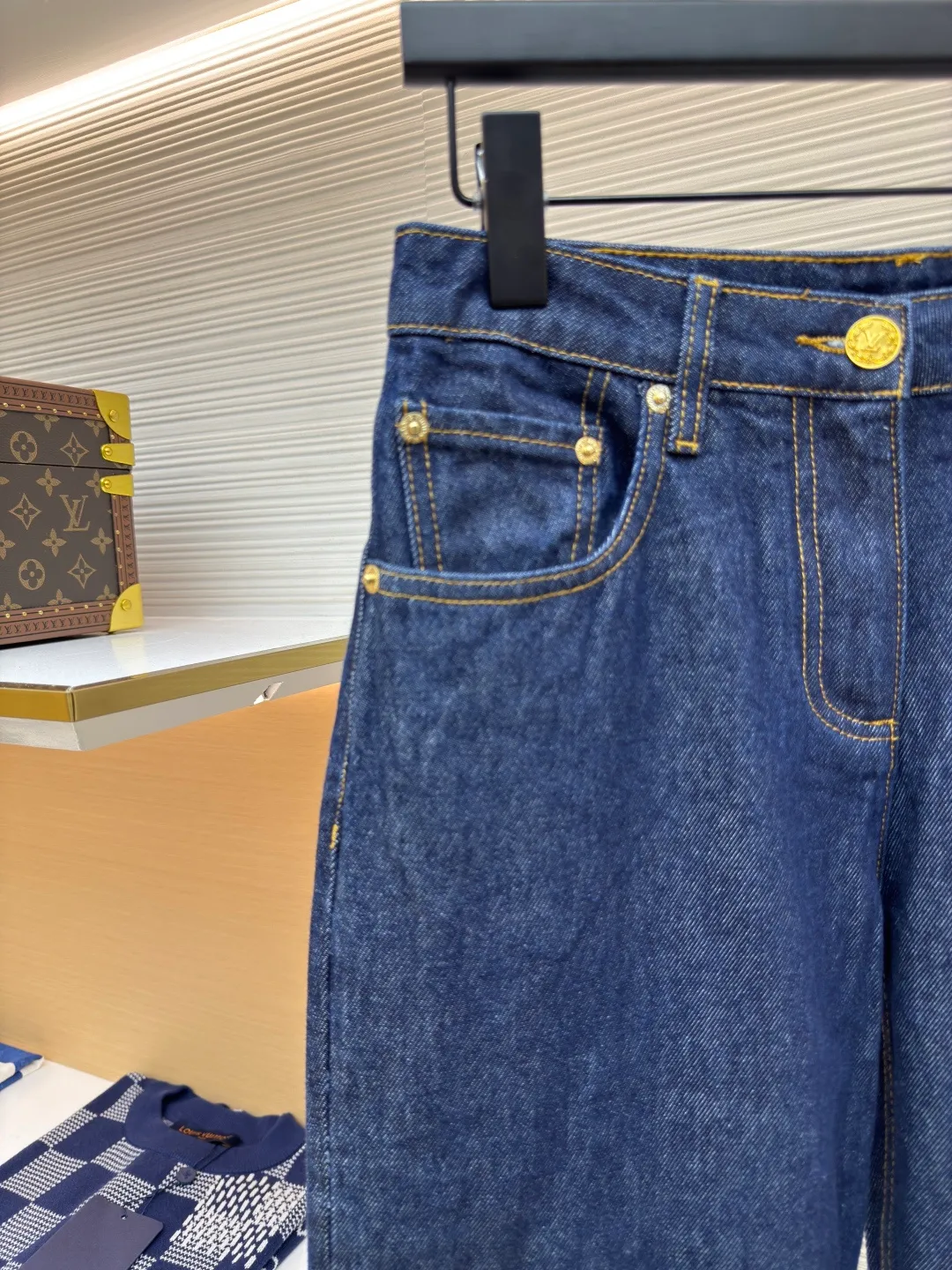 LOUIS VUITTON Dark blue logo cuffed denim trousers [Women's clothing] ●Authentic product: Purchased and developed for 12999 ●Item number: 1680064-A75 ●Material: Denim denim fabric ●Technology: Made on positioning cutting machine ●Version: Fitted version ●Weight: about 735 grams ●Size: 34-36-38 ●Description: This mini shorts is cut with seasonal deep-washed denim to create a neat straight fit. Contrasting topstitching outlines the classic structural lines, and the cuffed trousers reveal the Monogram printed lining, upgrading your daily look. The overall wiring is straight and delicate, the fabric is comfortable and soft, and the color is consistent without color difference. It can be matched with the same style to create a fashionable look and control various occasions. Customized accessories, complete with three standards, same style for men and women!